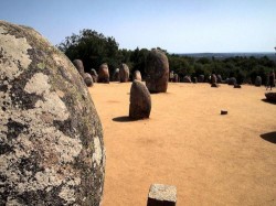 Évora - Almendres cromlech by Paul Barker Hemings @Wikimedia.org