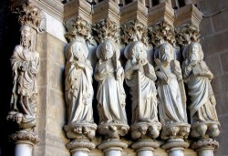 Évora Cathedral by Felicity and Phillip @Wikimedia.org