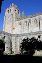 Évora Cathedral by Felicity and Phillip @Wikimedia.org