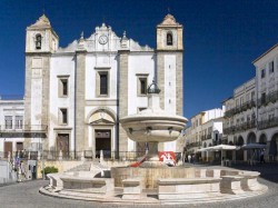 Évora - Praca do Giraldo by Digitalsignal @Wikimedia.org