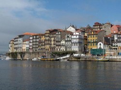 Porto - Cais Ribeira by Georges Jansoone @Wikimedia.org